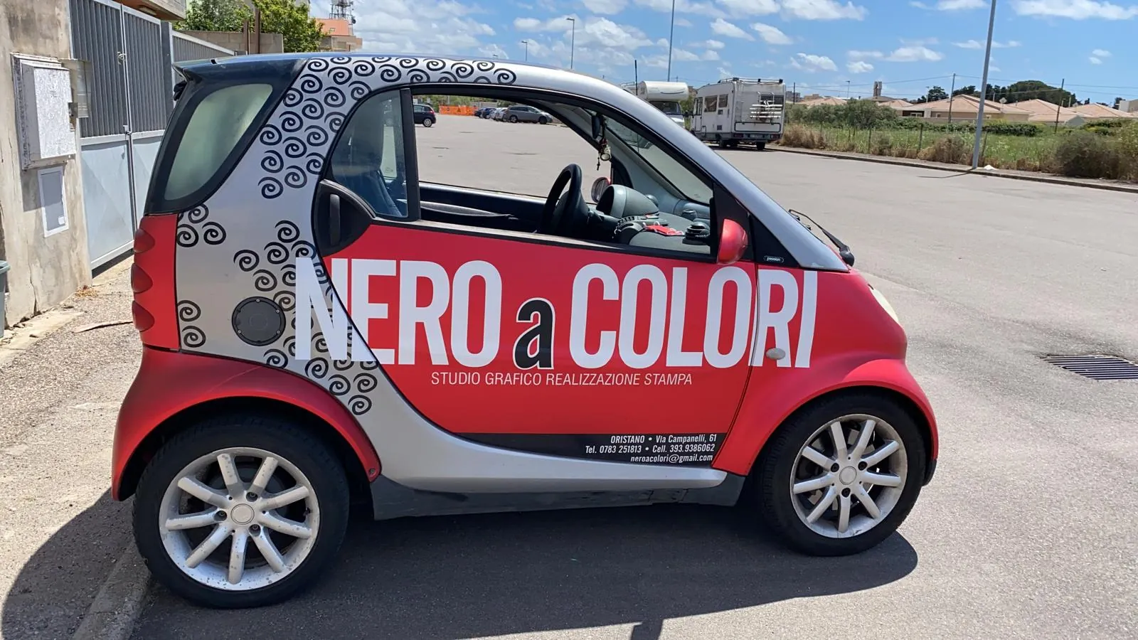 Automobile personalizzata con pellicola adesiva NERO a COLORI