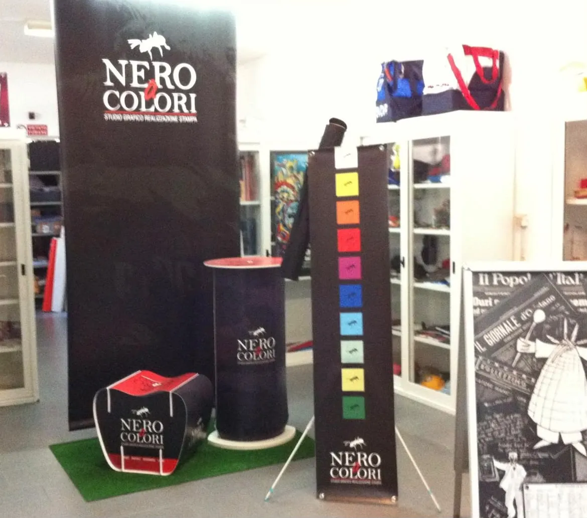 Espositori per eventi: banner, bandiere, banco e roll-up personalizzati