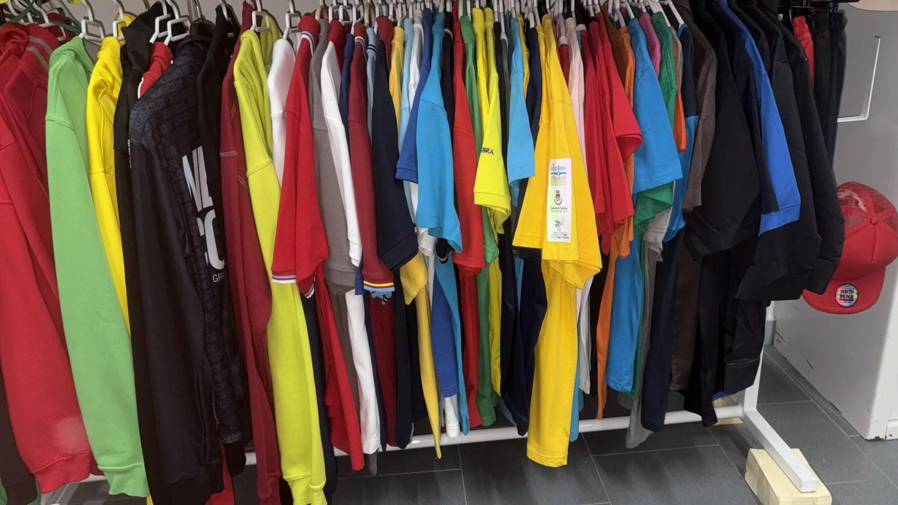 Capi colorati appesi nel negozio NERO a COLORI di Oristano