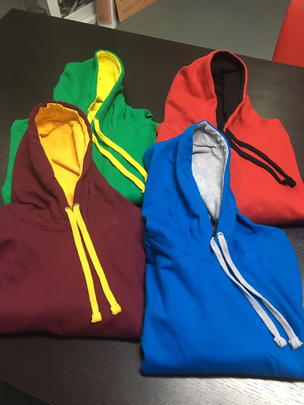 Felpe con cappuccio in quattro colori, pronte per la personalizzazione