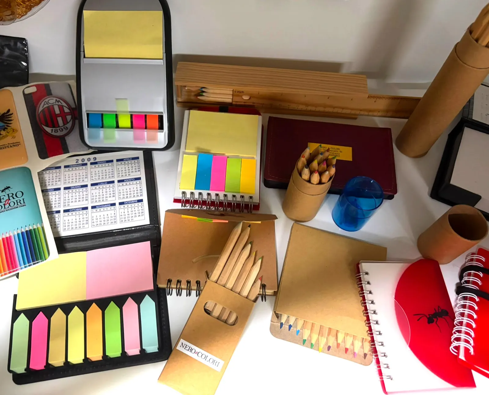 Gadget da ufficio personalizzati: blocchi, segnapagina, matite e portapenne
