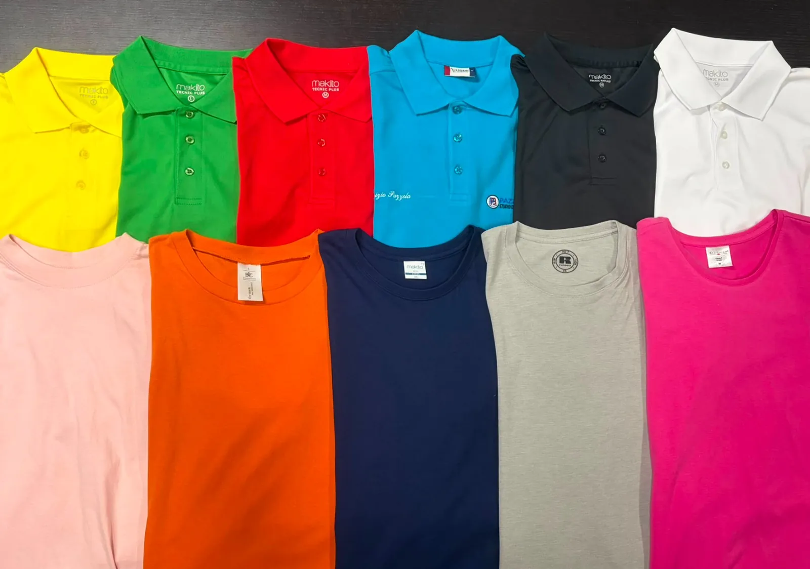 Polo e t-shirt in cotone e tessuto tecnico sportivo in undici colori