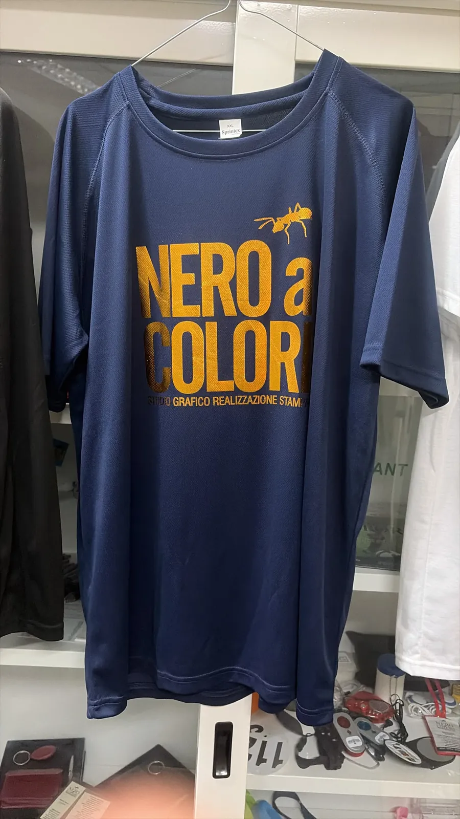 T-shirt tecnica blu con stampa a un colore
