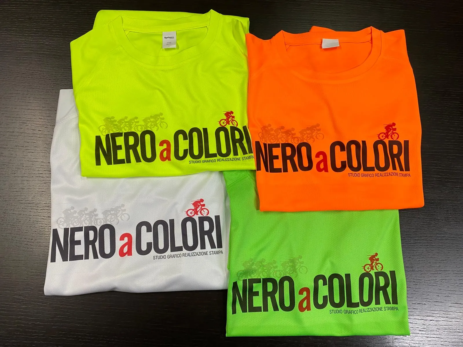T-shirt tecniche fluo personalizzate in quattro colori