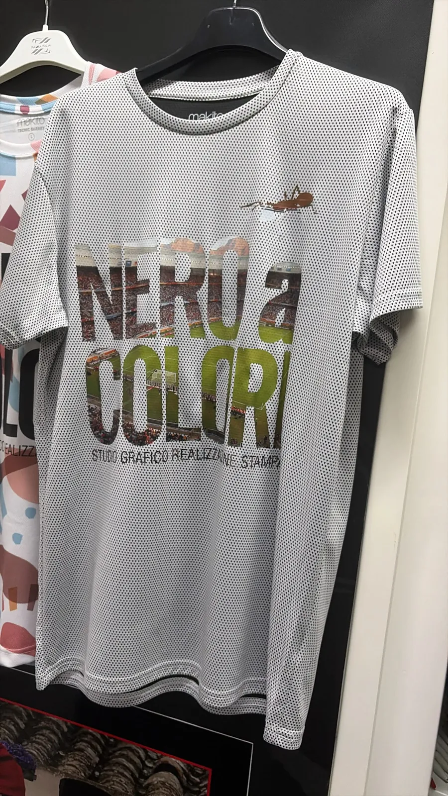 T-shirt con stampa fotografica dentro il lettering